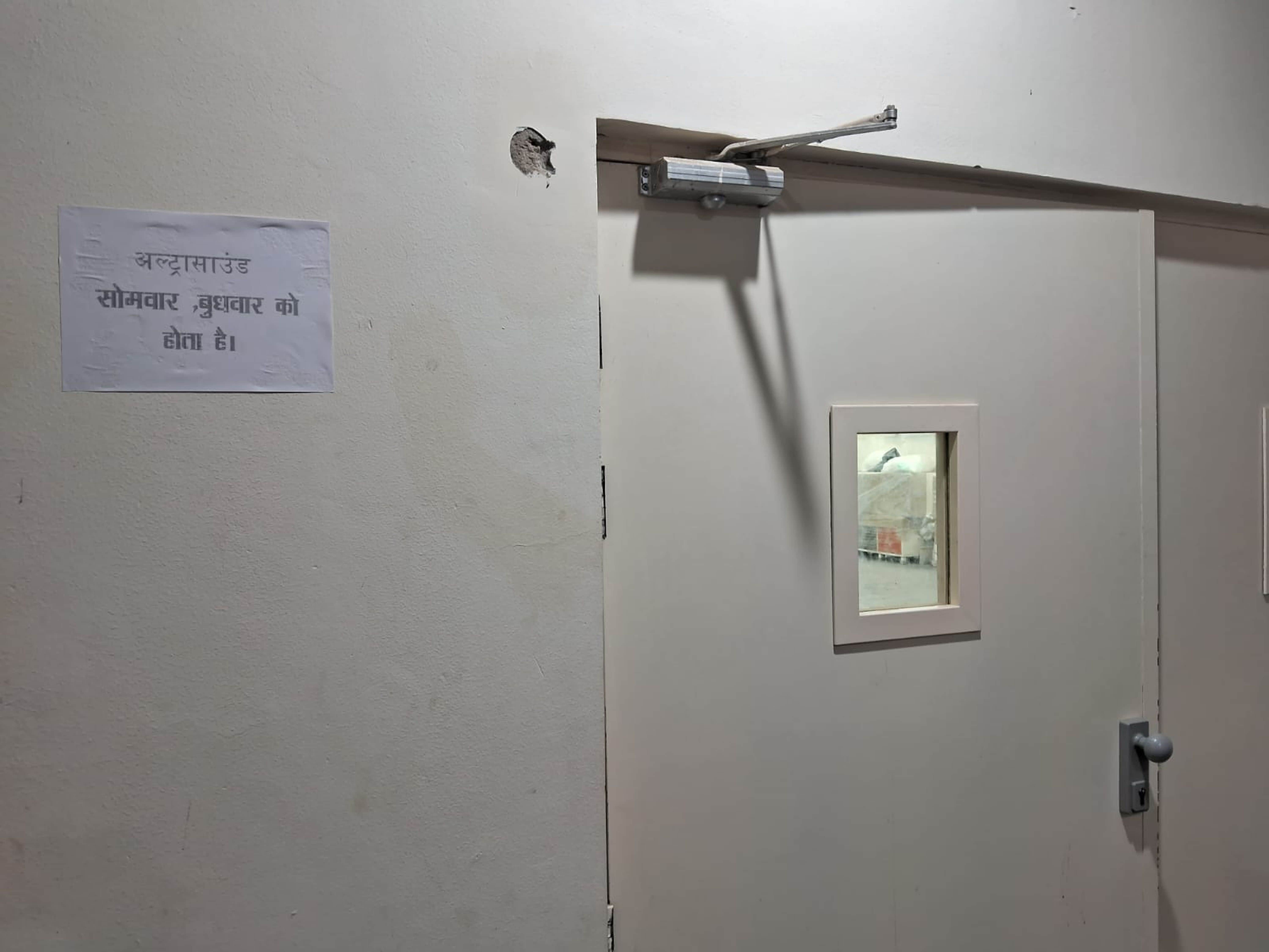 मेडिकल कॉलेज में भूतल पर अल्ट्रासाउंड सेंटर के बाहर चस्पा नोटिस। संवाद