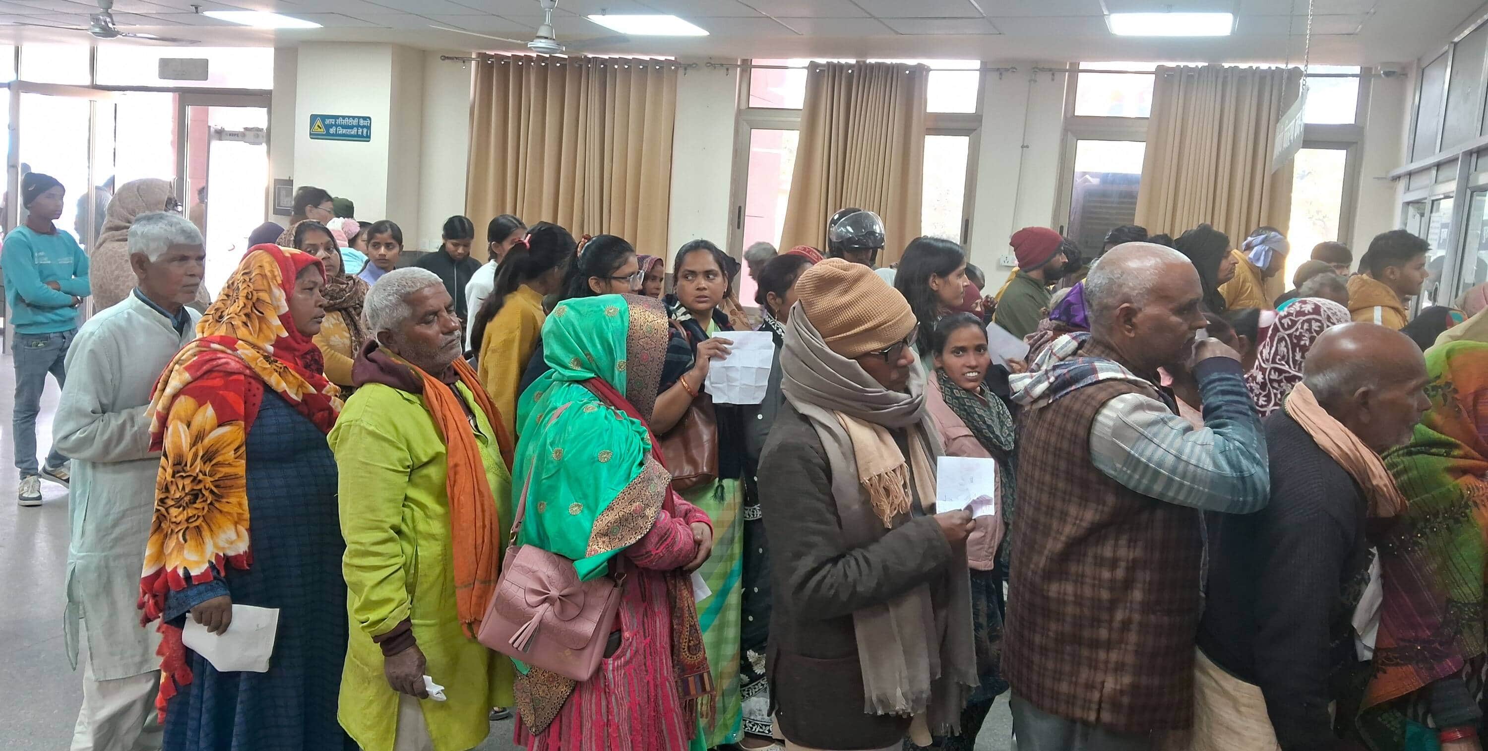 मेडिकल कॉलेज में काउंटर पर दवा लेने के लिए कतार में खड़े मरीज व तीमारदार। संवाद