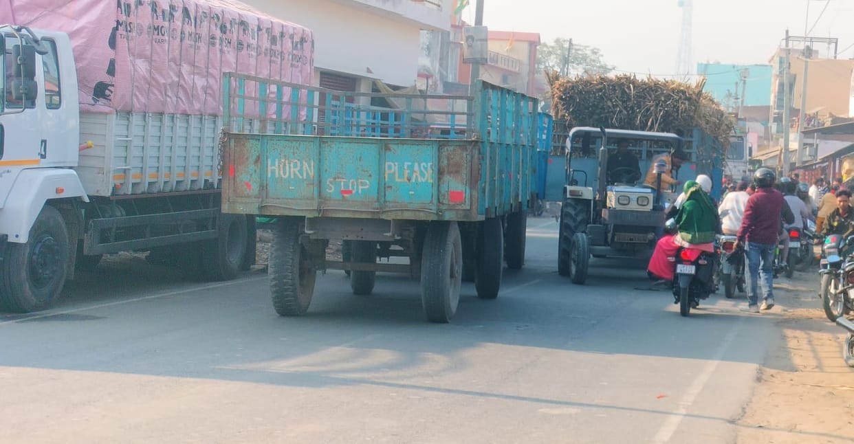 Two tractor-trolleys collided head-on in Mazagain, jammed