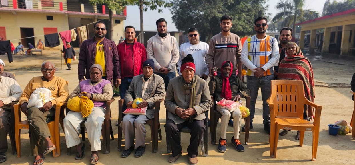 The youth of Marwari Yuva Manch served the elderly in the old age home.