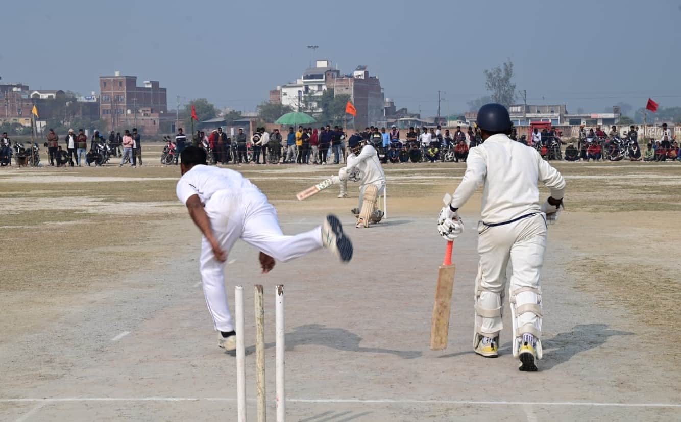 मोढ़ टी-20 चैंपियनशिप के मुकाबले में खेलती टीमें। संवाद