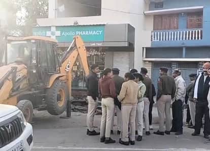 District administration takes strict action against illegal occupationAdministration's bulldozer operated in M