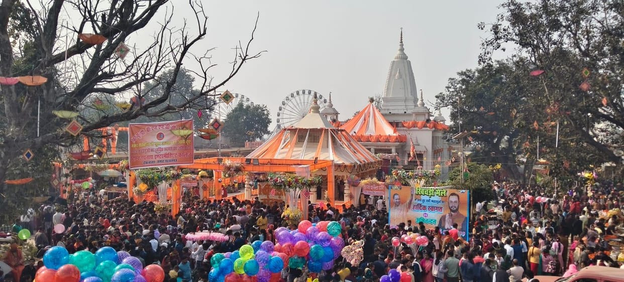 There was a long queue of devotees throughout the day to offer Khichdi.