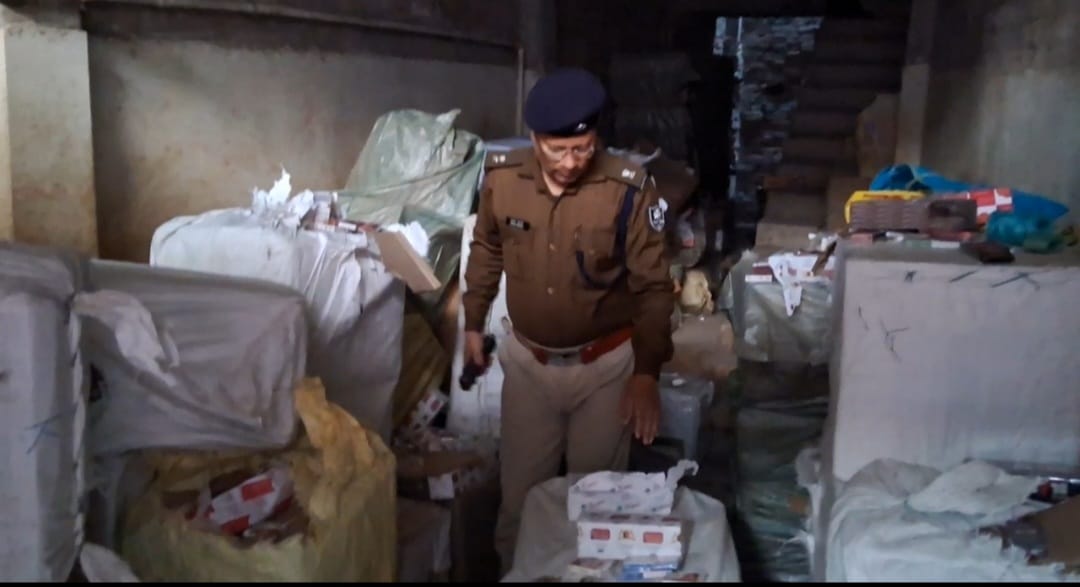 Muzaffarpur Bihar news :consignment of duplicate cigarettes cigars has seized operator absconding