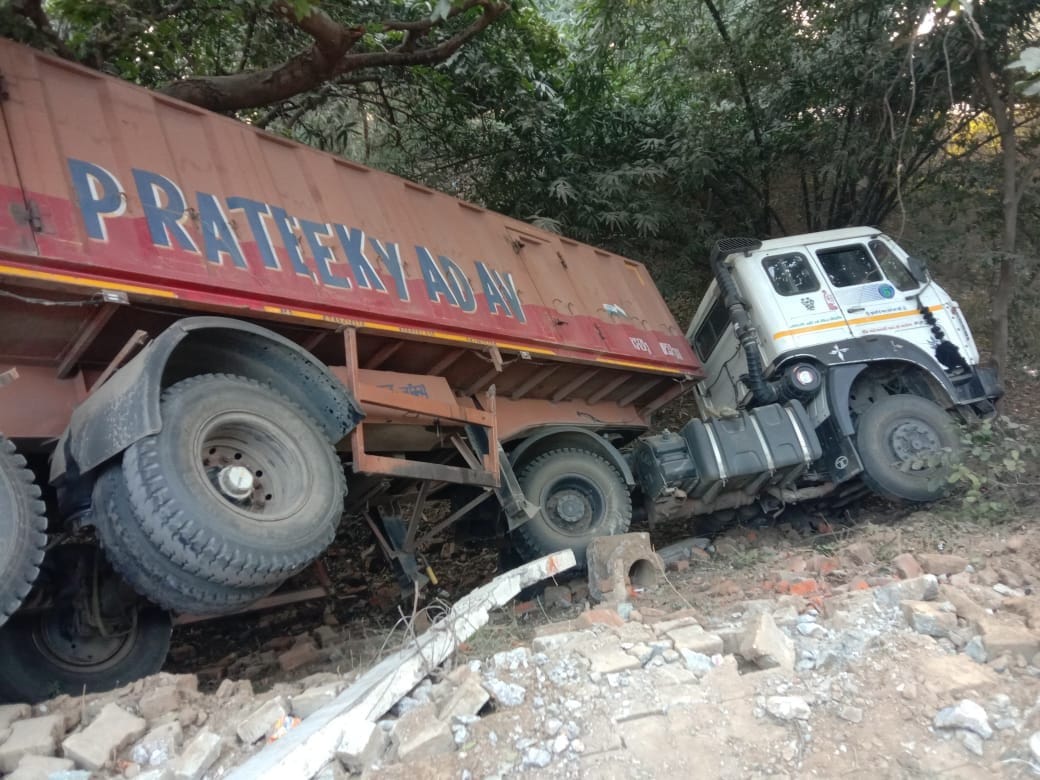 A trailer broke a pole and fell into a ditch, leaving 35 villages without power for 10 hours.