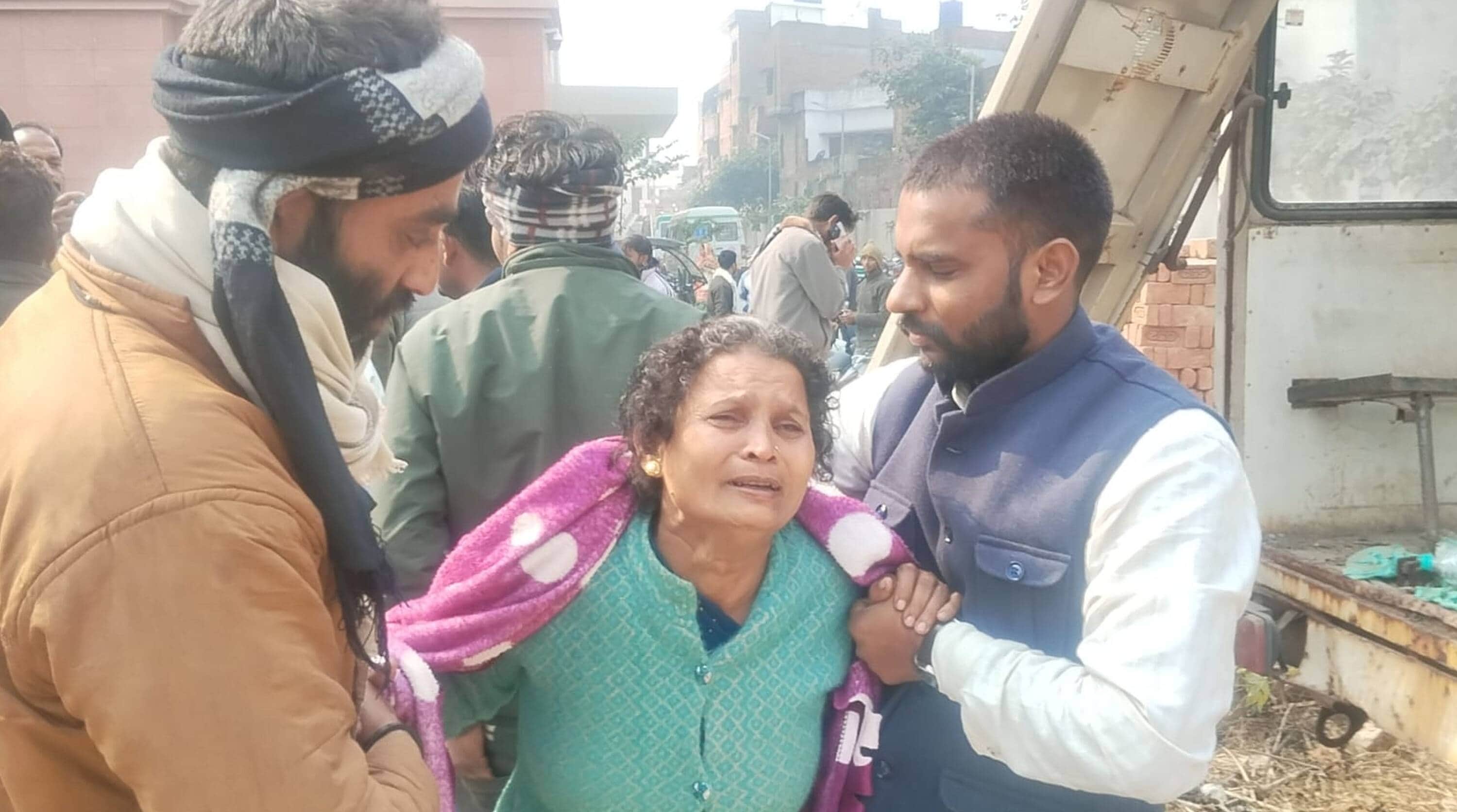  प्रसूता की मौत के बाद बिलखती मां। स्रोत- सोशल मीडिया