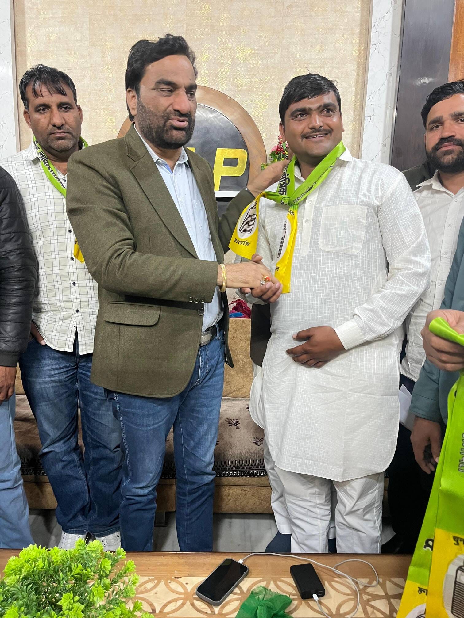 पार्टी ज्वाइन करते हुए