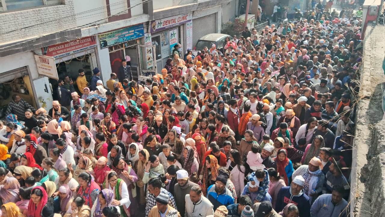 राजोरी नगर में गुरु रविदास के प्रकाशोत्सव के उपलक्ष्य में निकाली शोभायात्रा में शामिल संगत। संव