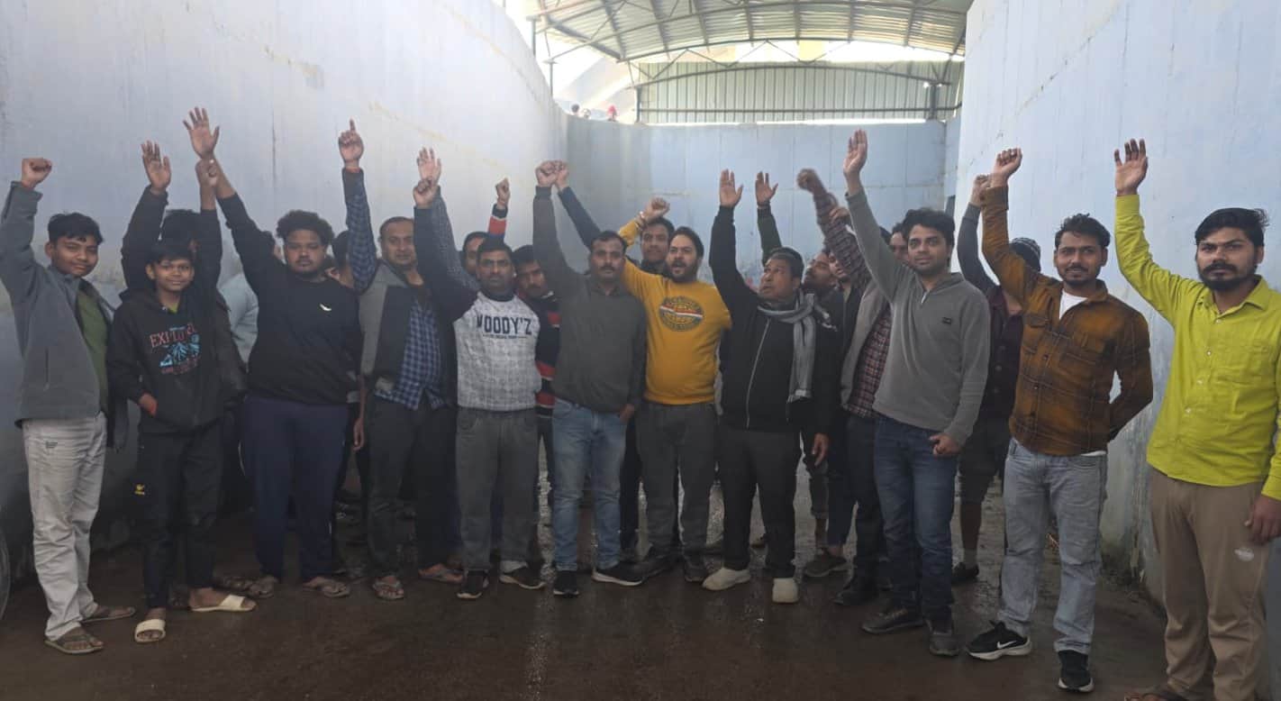 रानीगंज के रामापुर अंडरपास की बदहाली के विरोध में प्रदर्शन करते व्यापारी। सोशल मीडिया