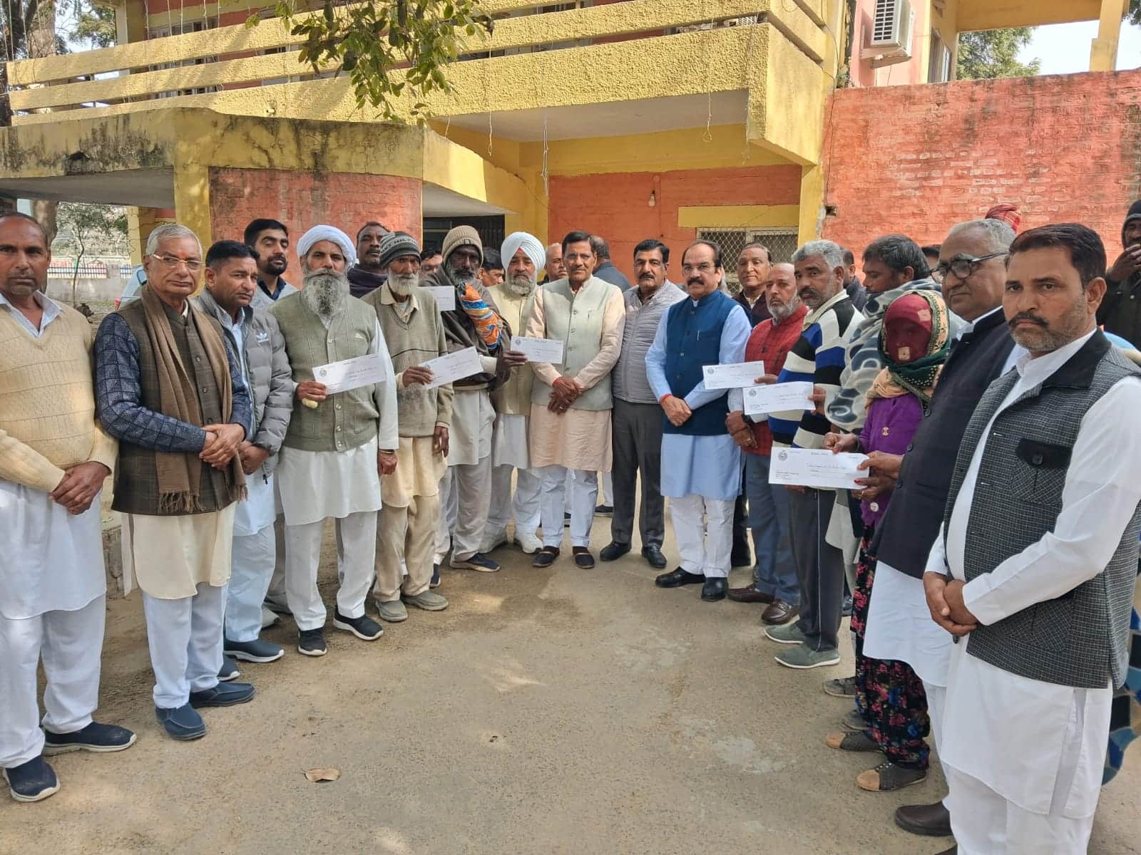 रानियां।  पीडि़त परिवारों को चैक देते भाजपा जिलाध्यक्ष व मार्केट कमेटी चेयरमैन। विज्ञप्ति