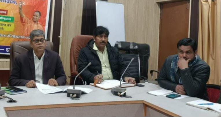 सीएमओ कार्यालय के सभागार में समीक्षा बैठक करते सीएमओ डॉ. राजेंद्र प्रसाद। स्रोत स्वास्थ्य विभाग