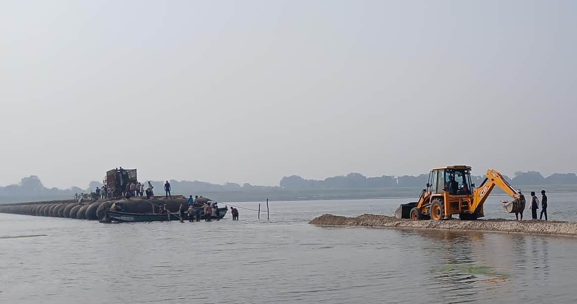सेमराध में गंगा पर पीपा पुल का तेजी के साथ हो रहा निर्माण। संवाद