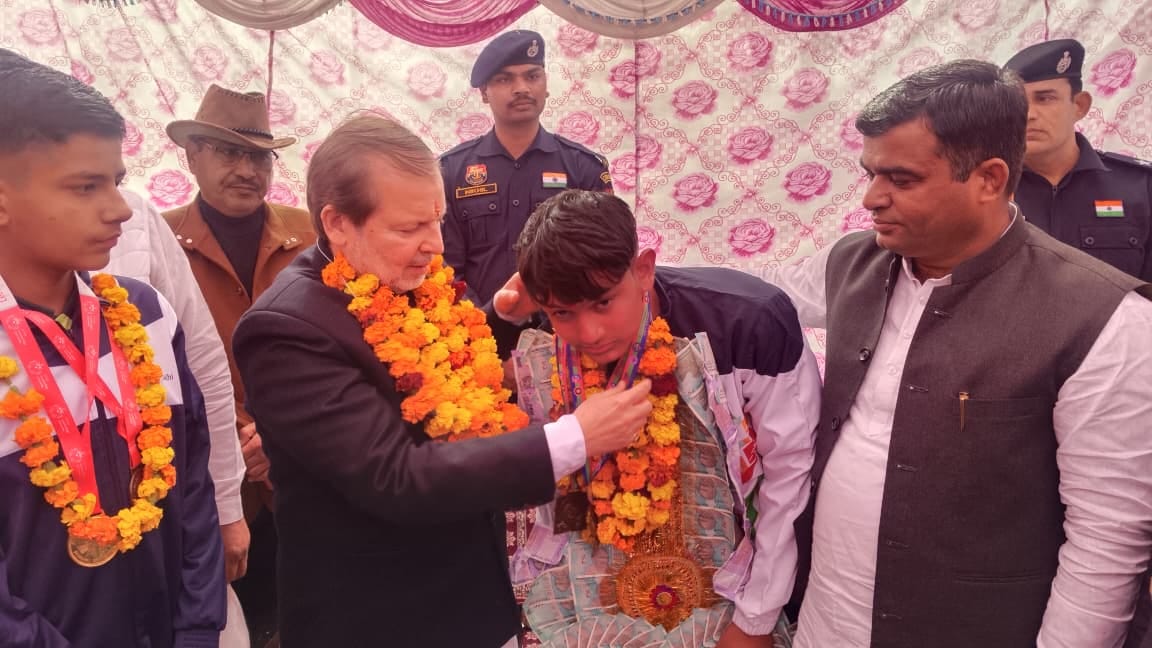 Cabinet Minister Arvind Sharma welcomed the players who returned after winning gold medals.
