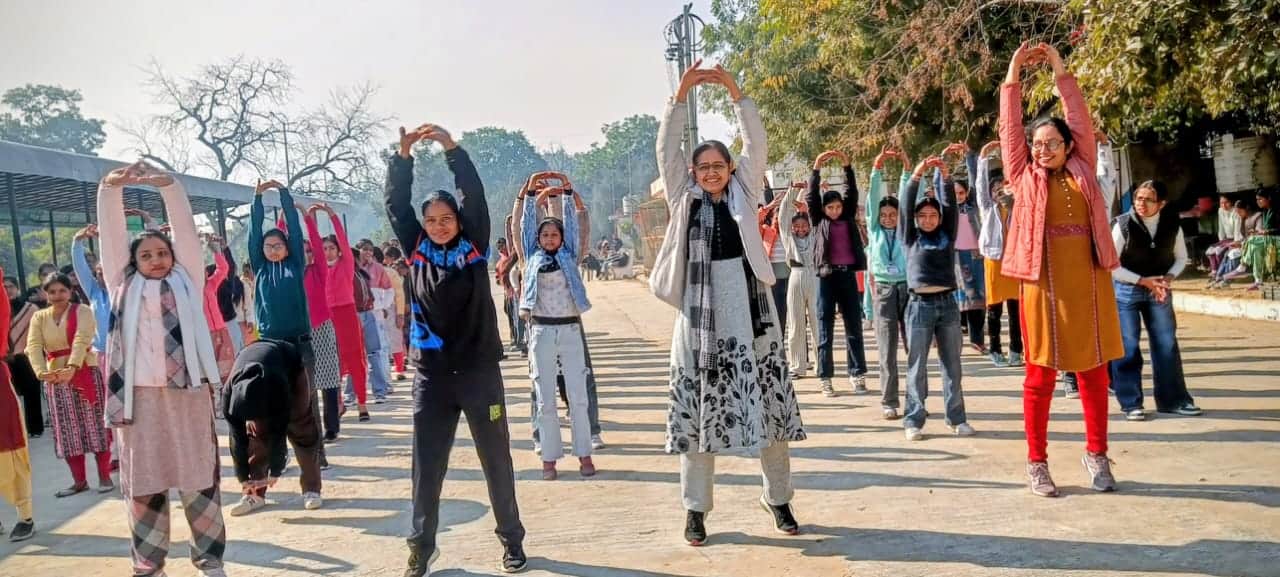 सिरसा। राजकीय महिला महाविद्यालय में आयोजित सेल्फ डिफेंस की कार्यशाला में प्रशिक्षण लेती छात्रा