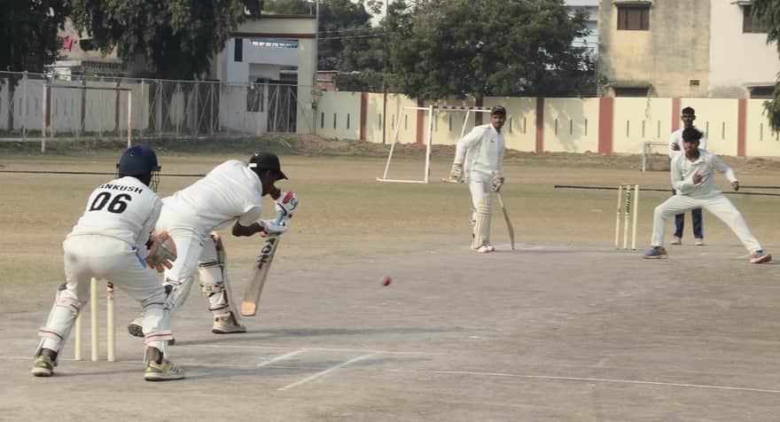 स्टेडियम में आयोजित क्रिकेट प्रतियोगिता में प्रतिभाग करते खिलाड़ी। संवाद