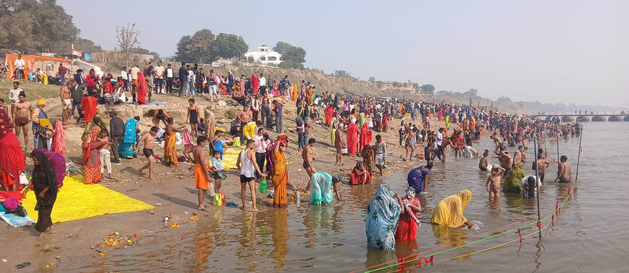 सीतामढ़ी घाट पर मकर संक्रांति के स्नान पर उमड़ी भीड़। संवाद