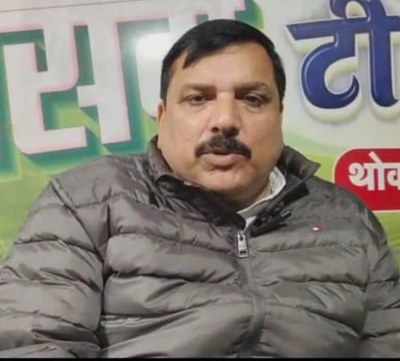 शहर के गभड़िया स्थित अपने आवास पर मीडिया को संबोधित करते आम आदमी पार्टी के राज्यसभा सांसद संज