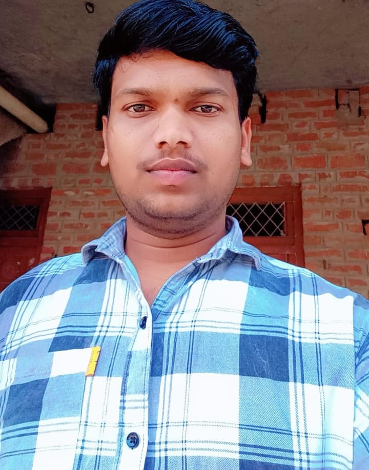 A young man travelling to Noida was hit by a train and died.