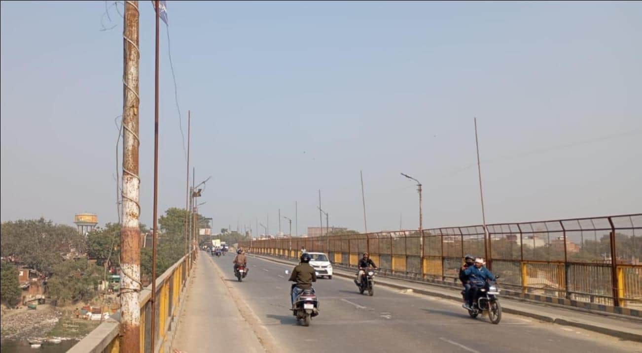 शास्त्री पुल पर एक तरफ लगी सुरक्षा जाली तो दूसरी तरफ खाली। संवाद