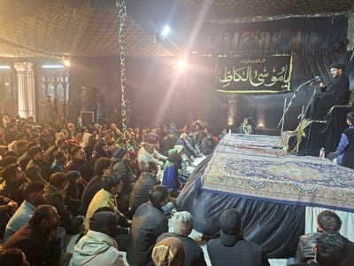 The mourners offered their tears after visiting the coffin.