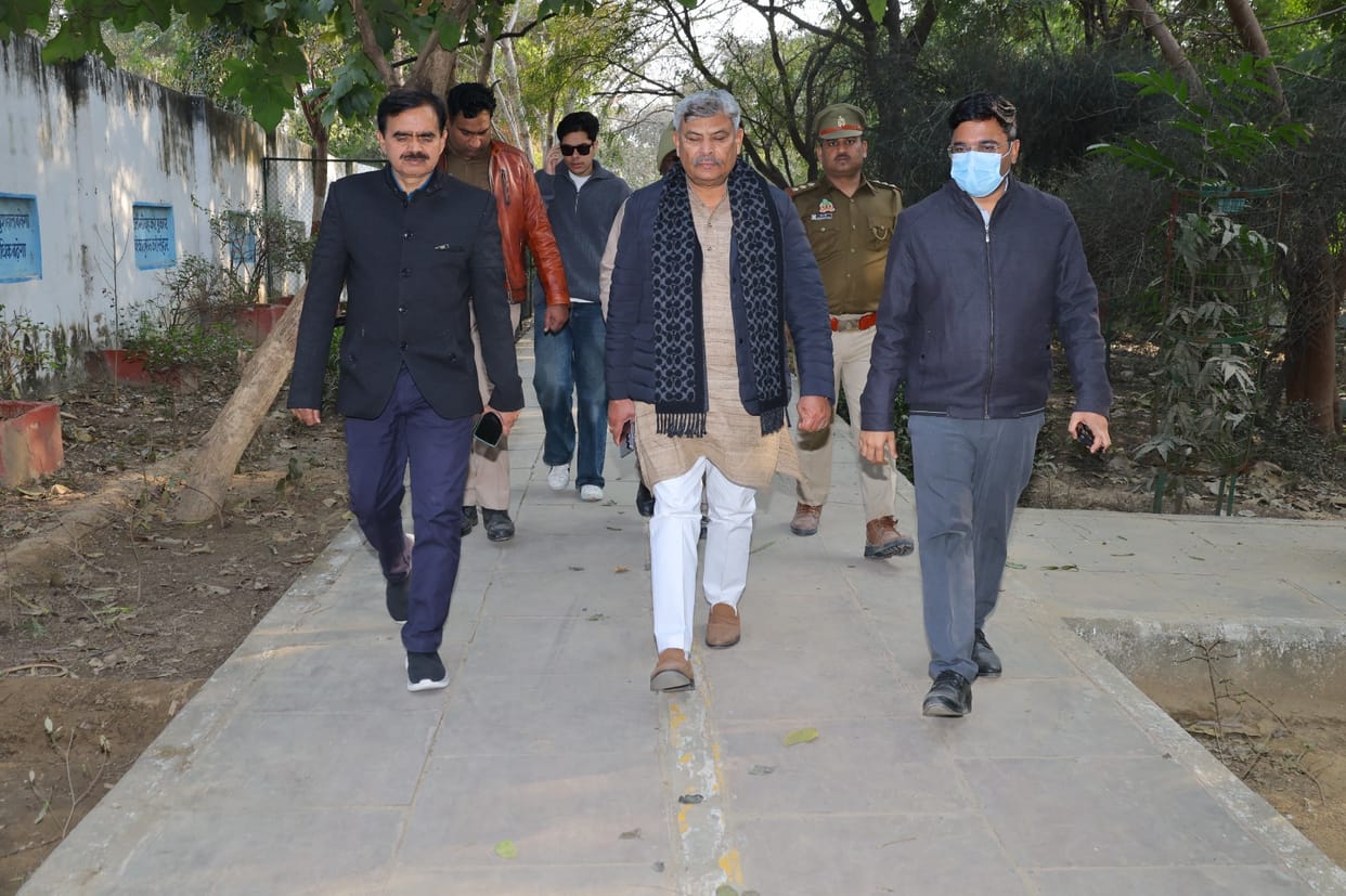 The Minister of State inspected the Taj Nature Walk and issued instructions.