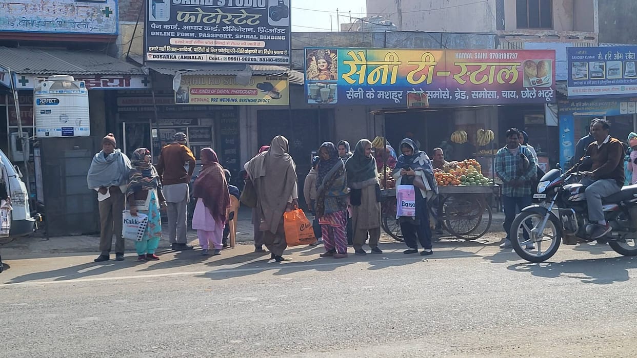 Passengers worried due to lack of bus stand in Dosarka