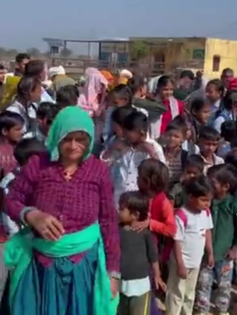 दौसा स्कूल स्थानांतरण के विरोध में रोष जताते बालक