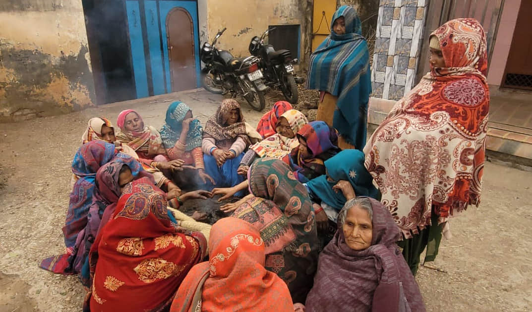 देवबंद के मोहम्मदपुर अलीपुरा गांव में किशोर मयंक की मौत पर विलाप करती परिजन महिलाएं। स्रोत-ग्रा