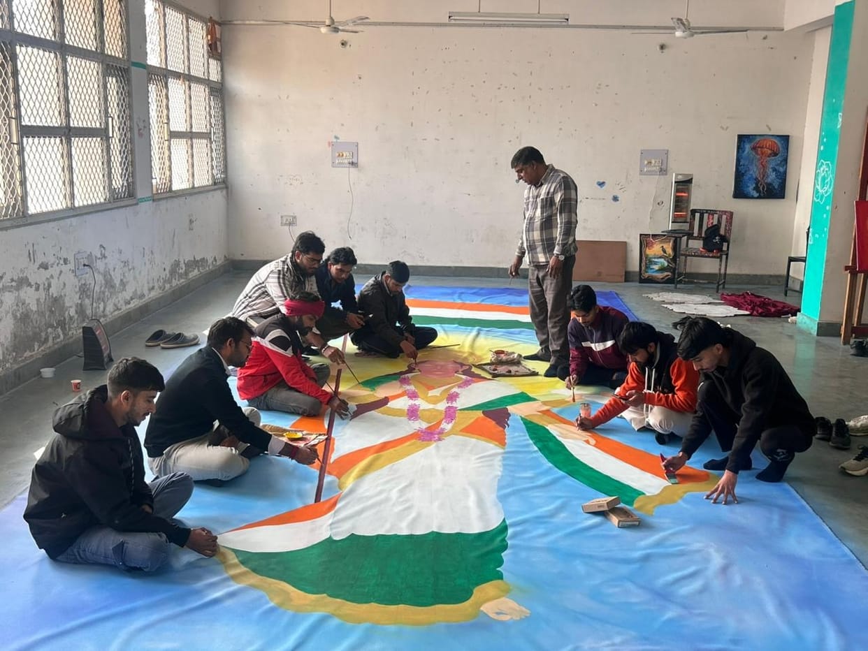 MDU students are painting Bharat Mata on 500 square feet of cloth; the color will last for years.