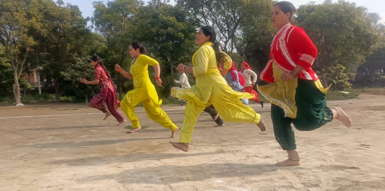 In the 400-meter race, Priyanka came first and Reena came second.