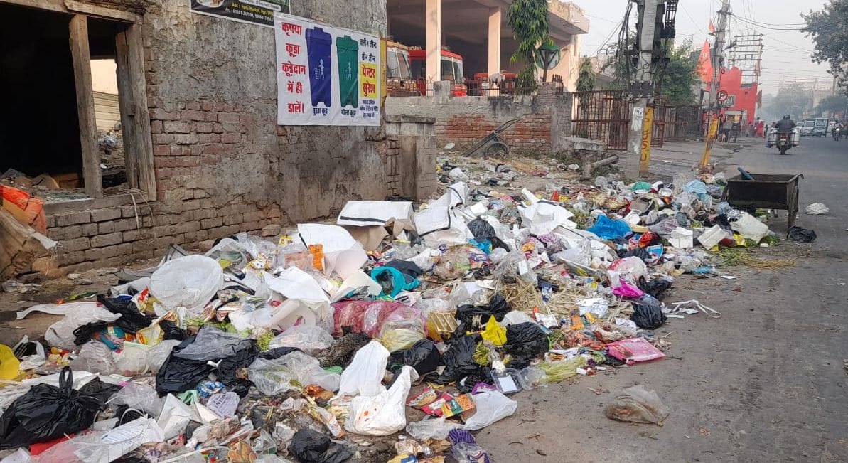 The tender is stalled, garbage collection has stopped, and filth is spreading in the streets and neighborhoods.