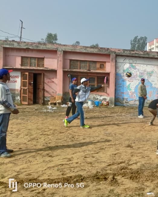 17jjrp08- बेरी क्षेत्र के सरकारी स्कूल की बिल्डिंग जिसका रंग-रोगन उतरा हुआ है। स्रोत-शिक्षा व