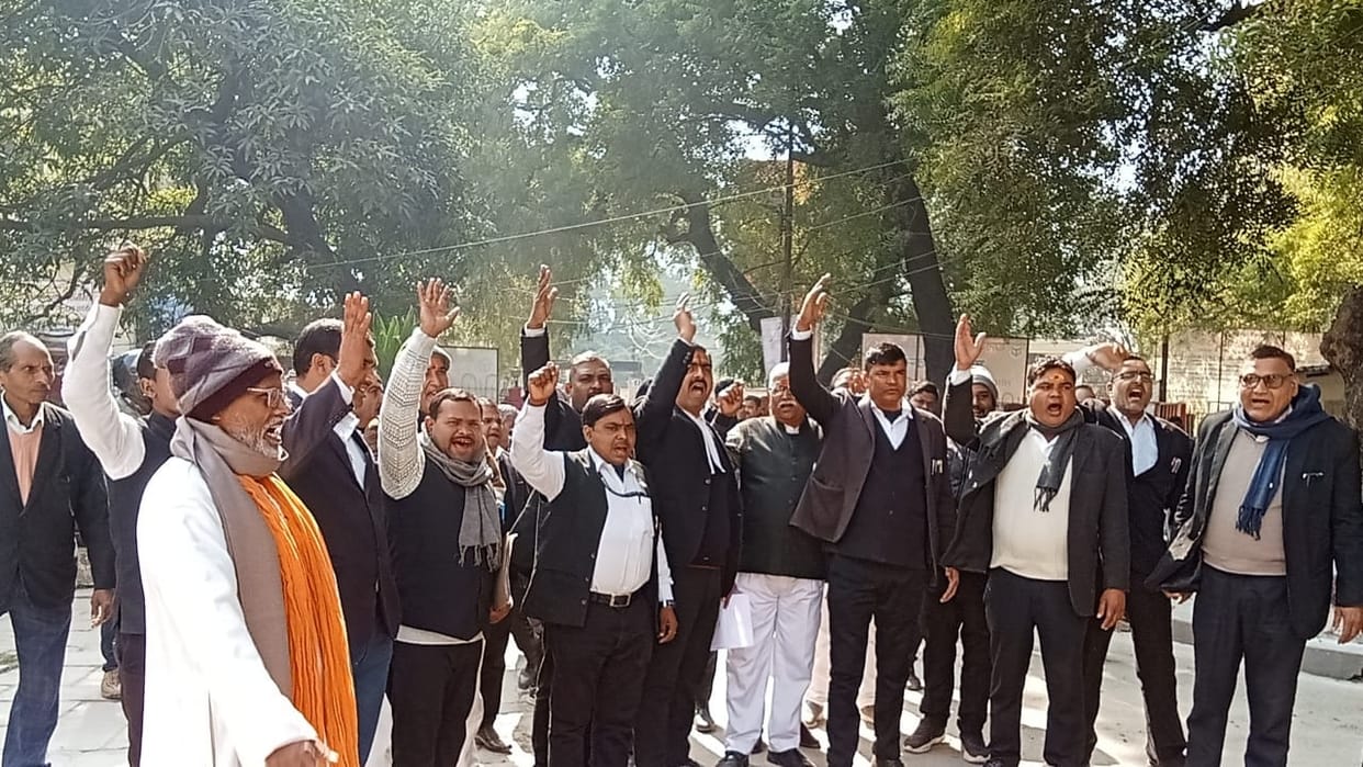 Action should be taken against the toll workers who beat up the lawyer
