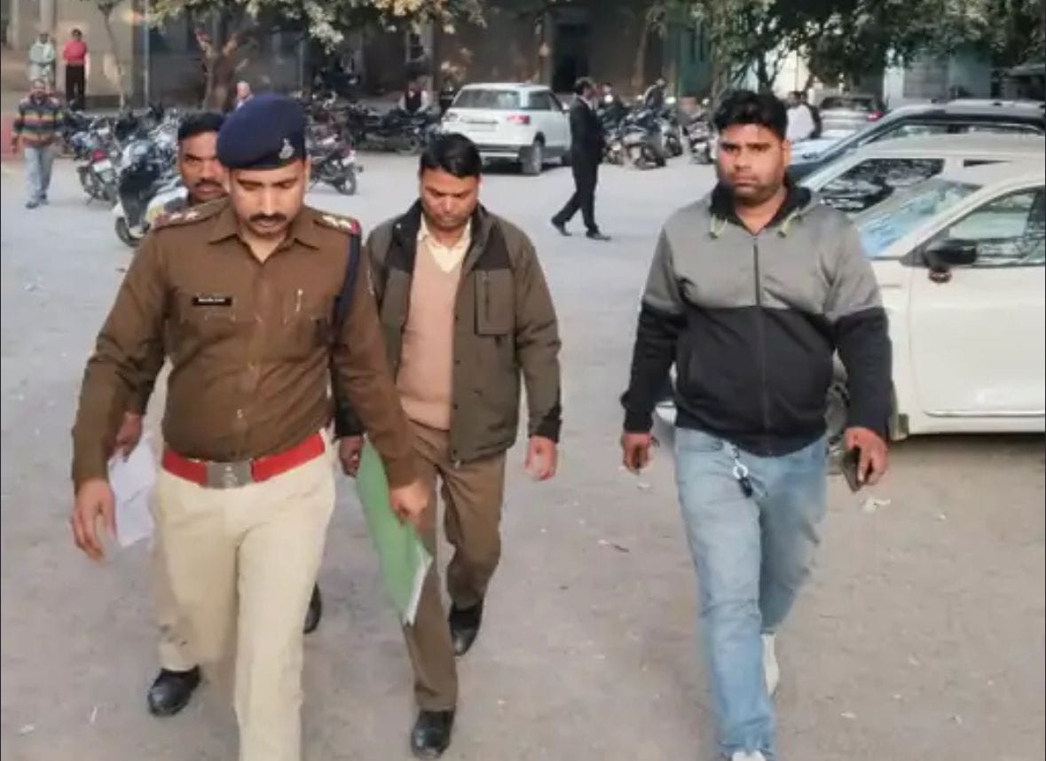 पुलिस की गिरफ्त में आरोपी।
