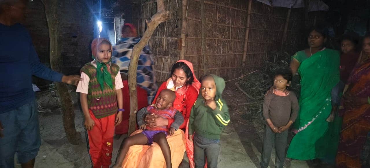 अंत्येष्टि के बाद विलाप करते मृतक के परिजन।