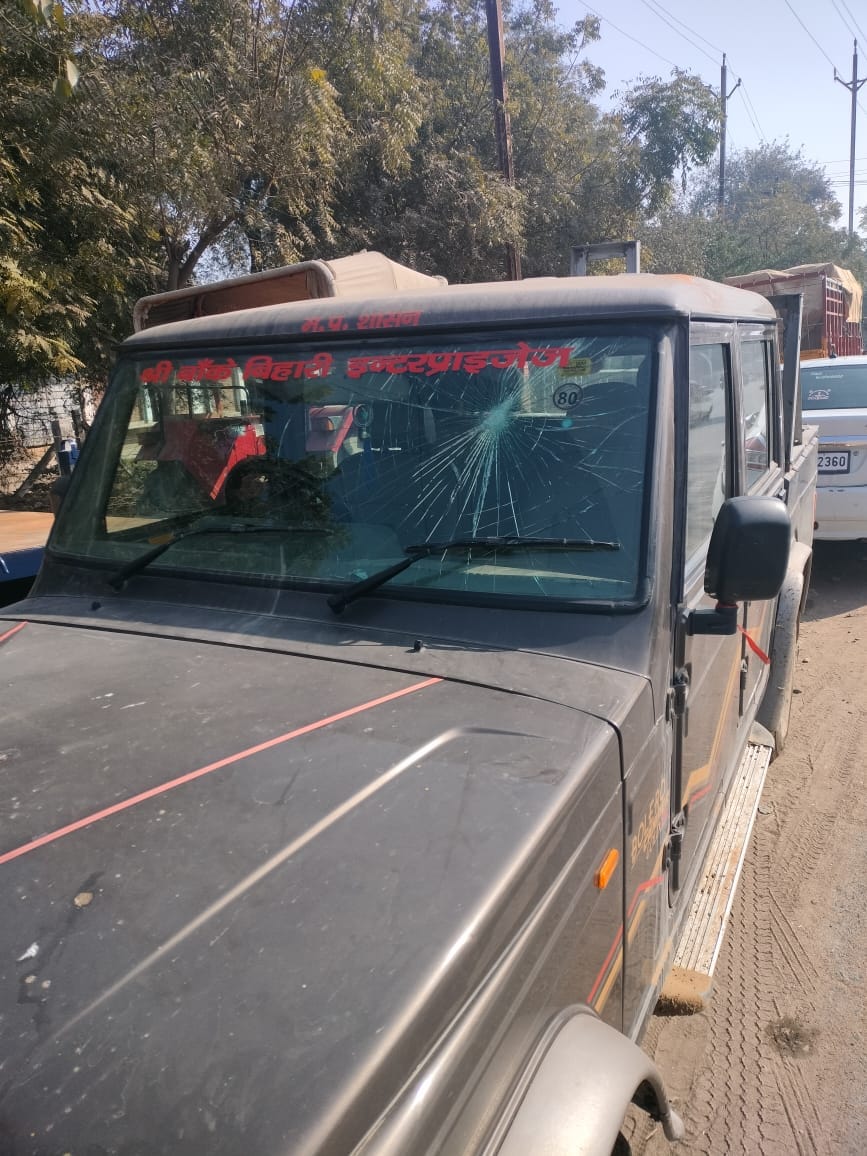 बिजली कर्मचारीयों की गाड़ी में तोड़फोड़।