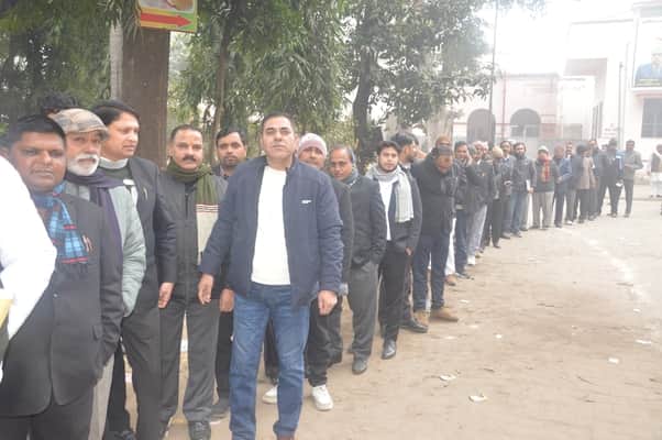 बिजनौर जजी में बार कौसिंल के चुनाव के लिए लगी अधिवक्ताओं की लाइन। संवाद