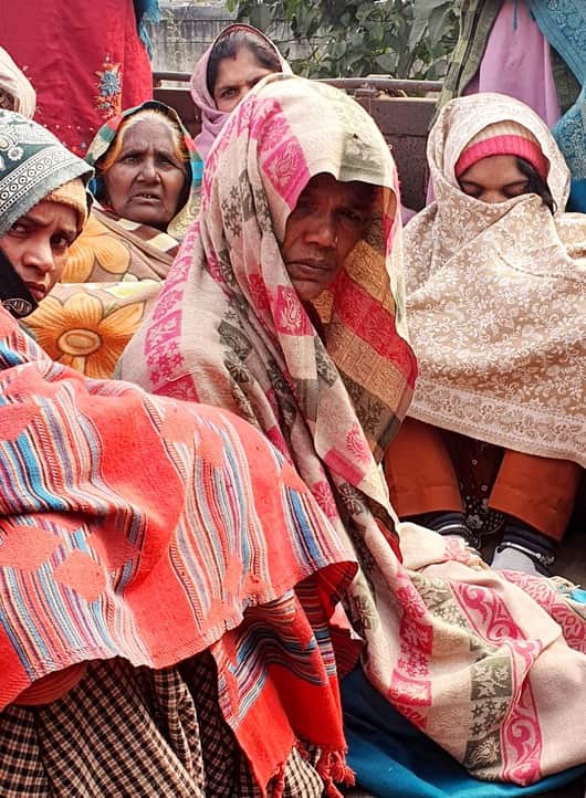 बलियाखेड़ी गांव में तीन मौत के बाद पोस्टमार्टम हाउस पर बैठी गमगीन महिलाएं। 