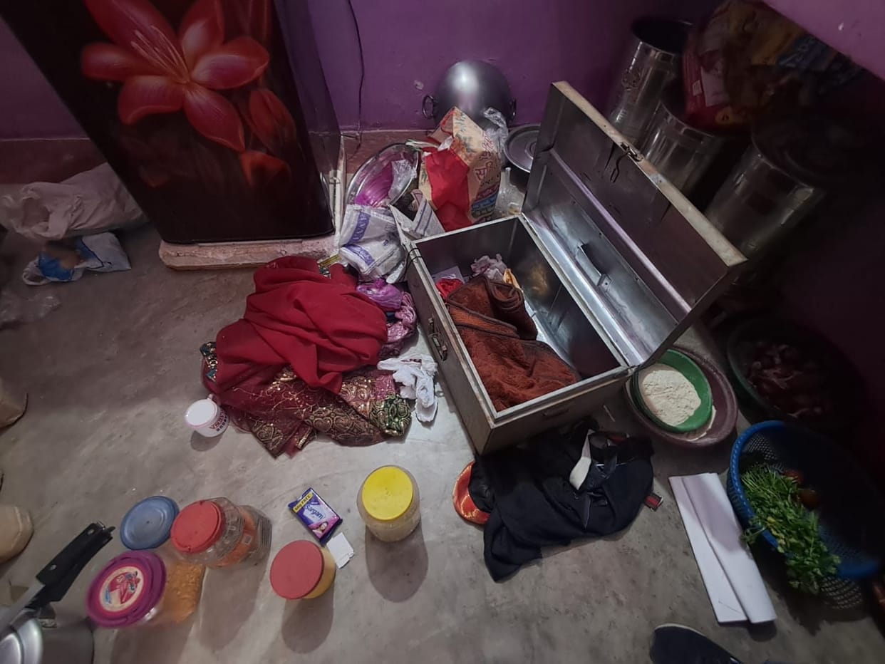 Jewellery and cash worth lakhs stolen from two houses