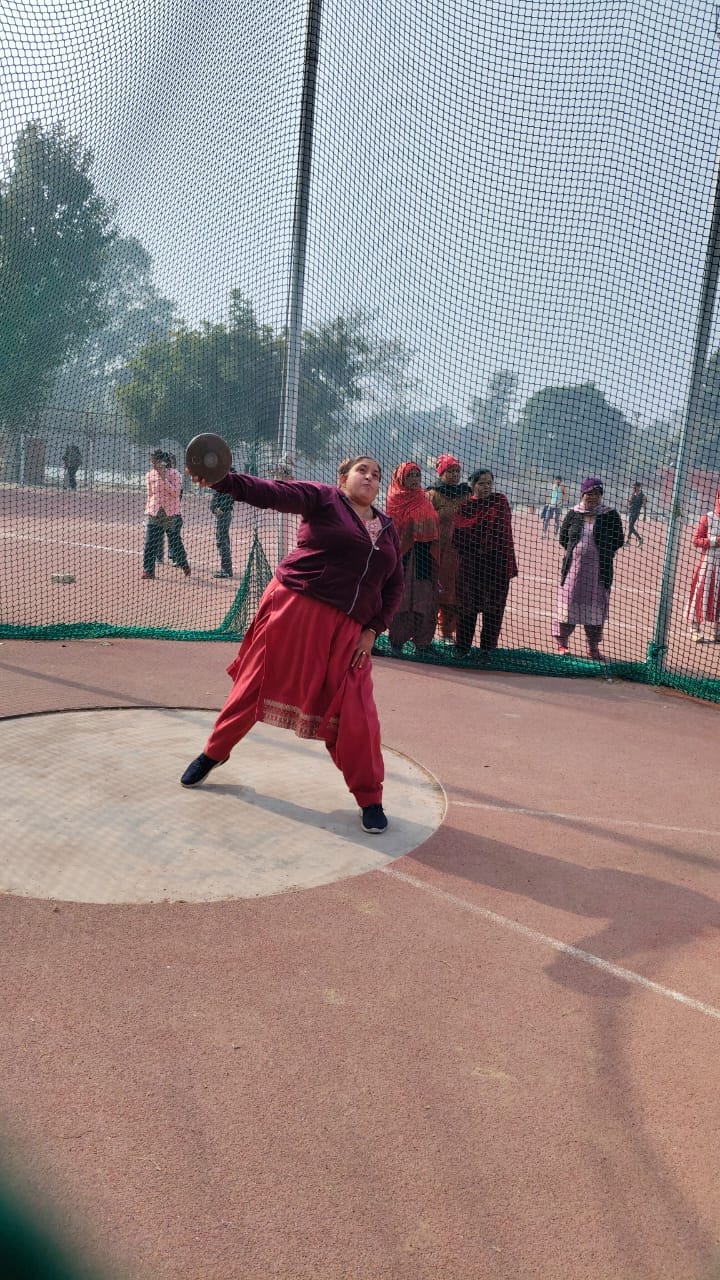 Babli tops 100m race, smiles shine in 400m race