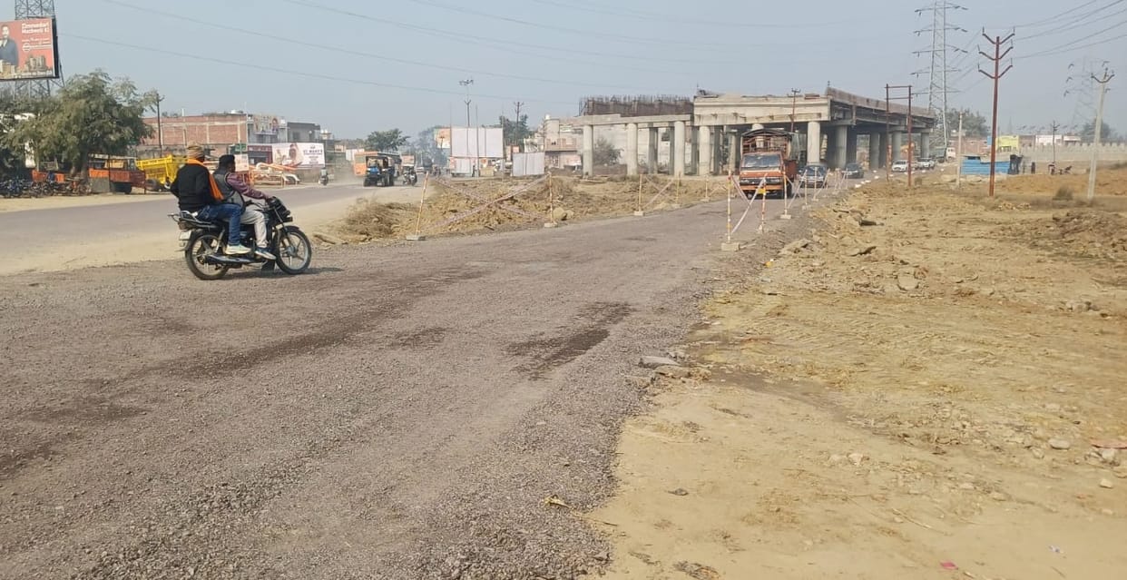 Incomplete construction on Sonauli Highway causes trouble for commuters
