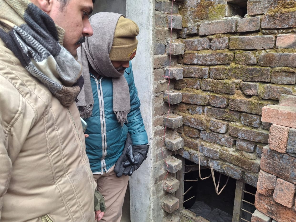 The thieves lit a pipe and started a fire, then took away Rs 10,000 and one and a half quintals of sesame seeds.
