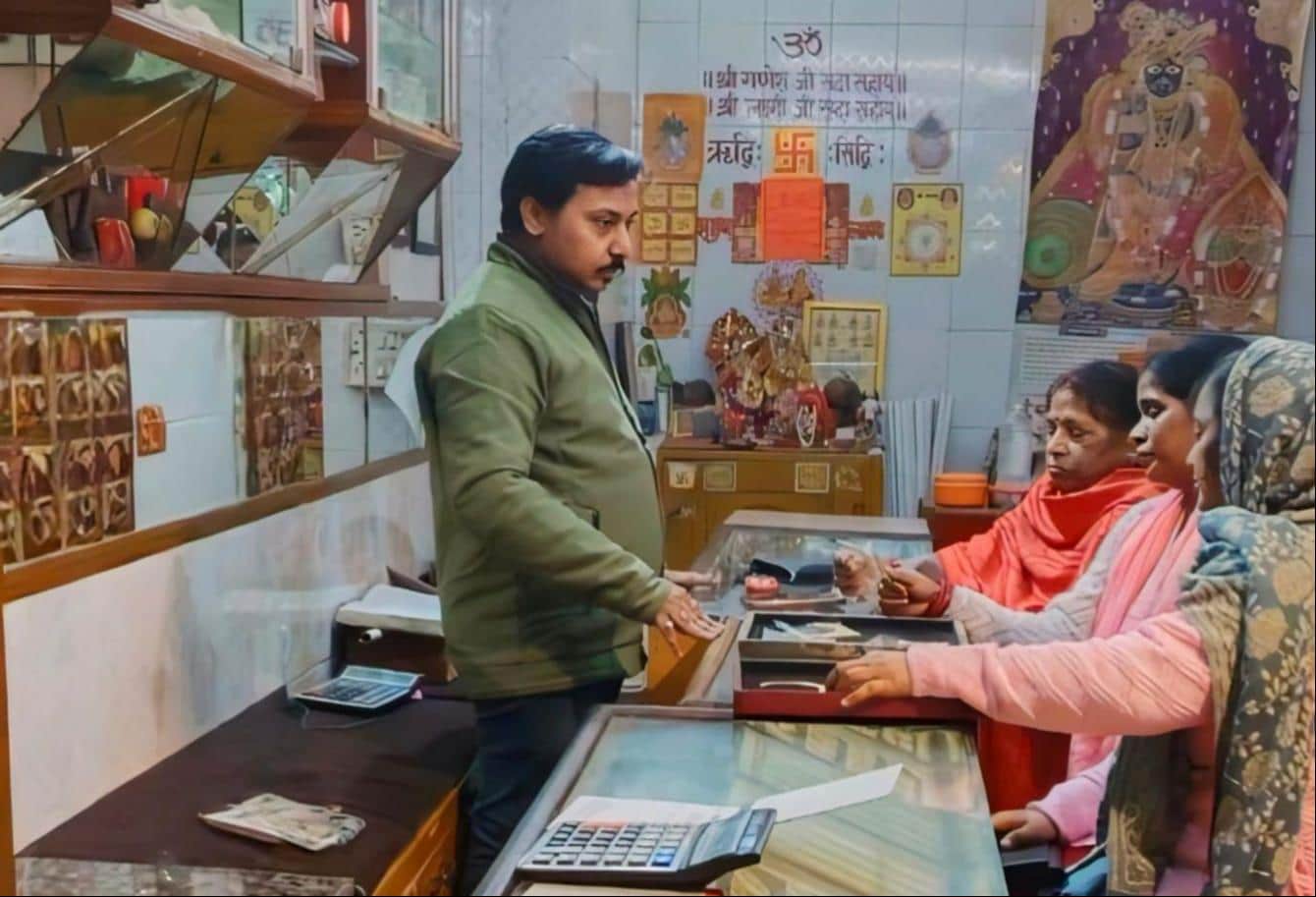 फोटो-21- सराफा दुकान पर ज्वैलरी पसंद करतीं महिलाएं। संवाद