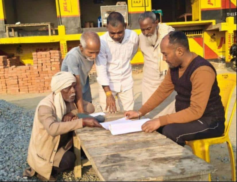 फोटो-22- बंदाखेड़ा में मतदाता सूची देखते शनी कुमार व अन्य ग्रामीण। संवाद