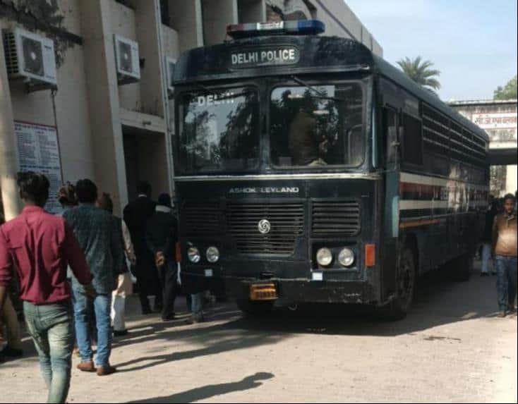 फोटो-29- न्यायालय परिसर में खड़ा दिल्ली पुलिस का वाहन। संवाद