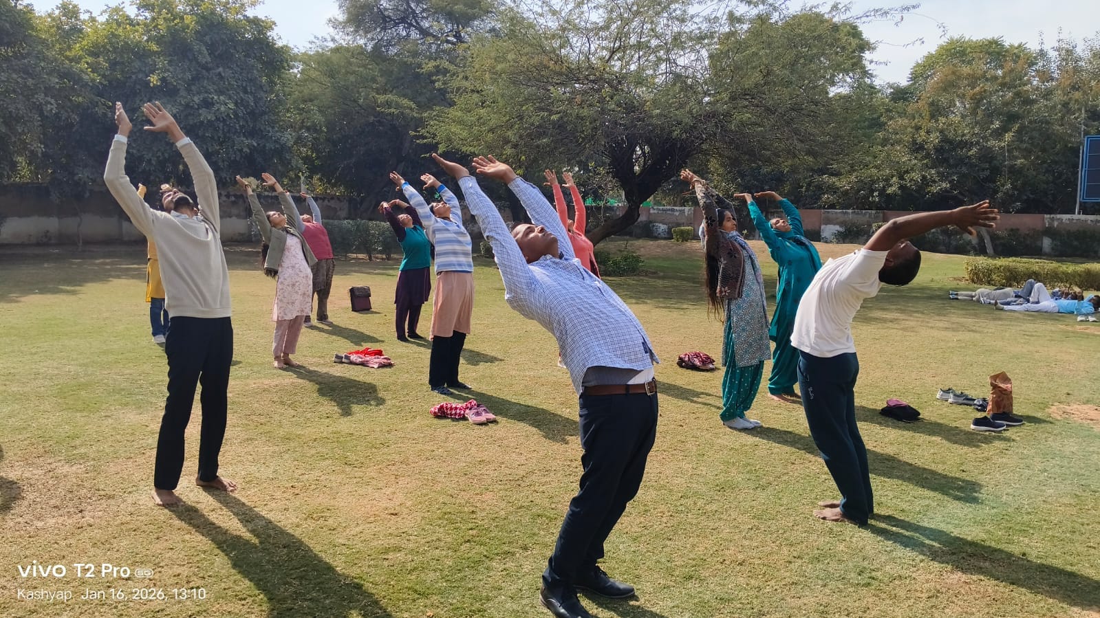 फोटो 5कर्मचारियों को सूर्य नमस्कार करवाते योगाचार्य श्याम।स्रोत डीआईपीआरओ