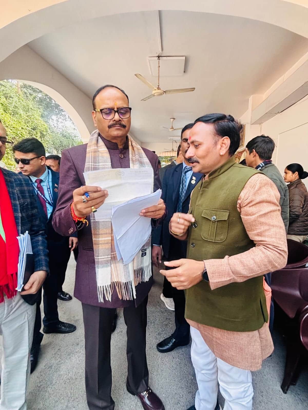 फोटो-7-डिप्टी सीएम ब्रजेश पाठक को ज्ञापन देते सहकारी संघ कैथेरी के सभापति ज्ञानेंद्र तिवारी। स्