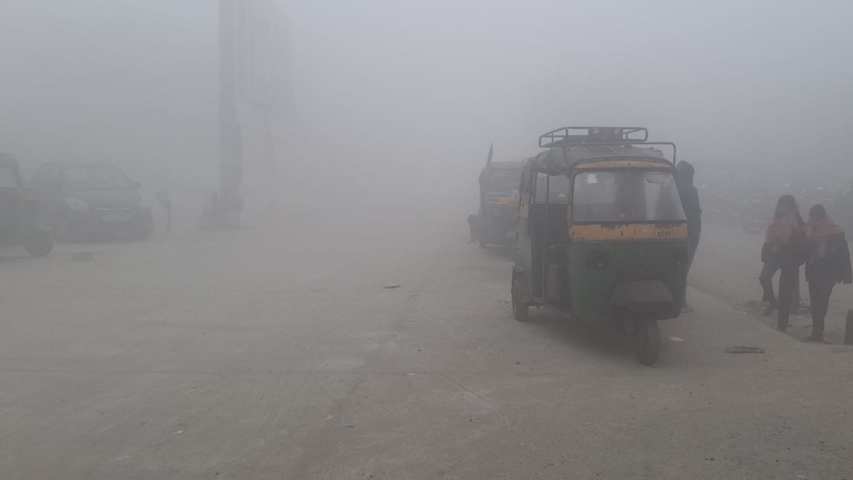 The impact of the fog... Patalkot Express arrived four and a half hours late, while Punjab Mail was delayed by three and a quarter hours.