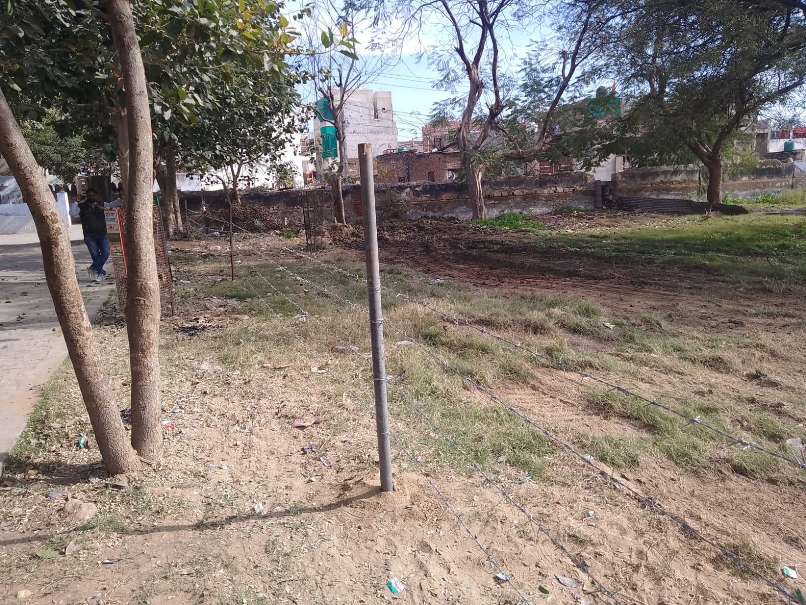 फोटो नंबर- 18स्टेडियम के प्रवेश द्वार पर लगाई गई कंटीली तार की बाड़। संवाद