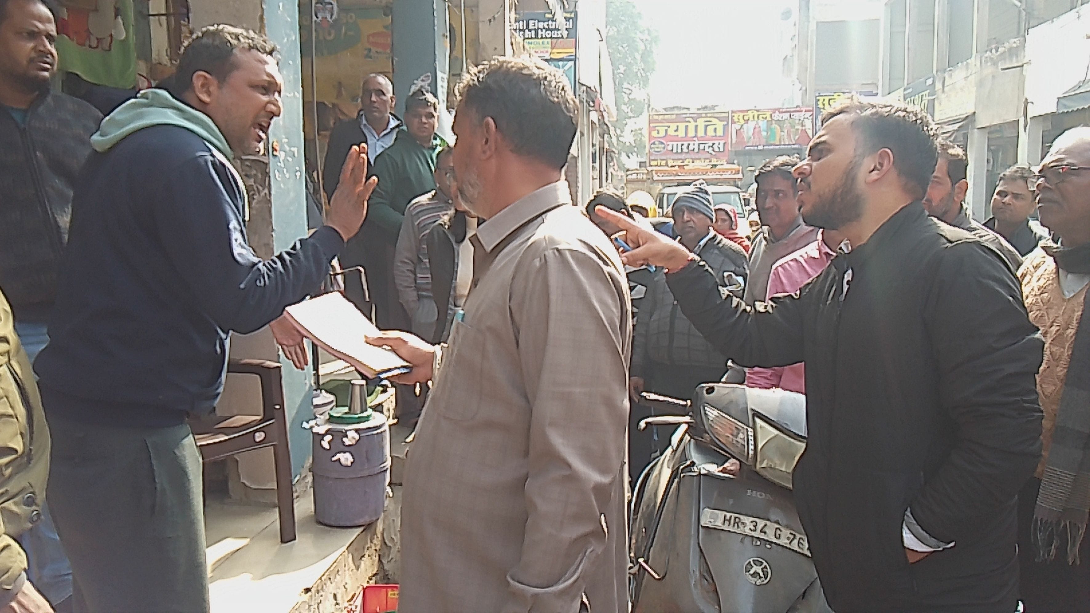 फोटो संख्या:52 अतिक्रमण हटाने की बात पर नोकझोंक करते सचिव गौरव सांगवान व दुकानदार। संवाद